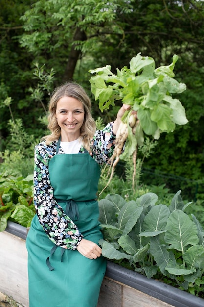 Photo portrait of smiling woman standing against plants