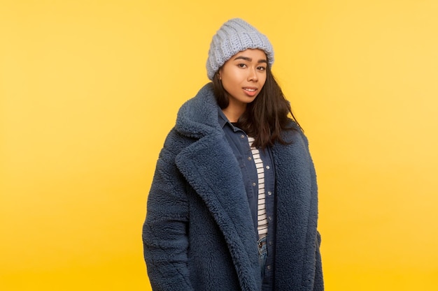 Photo portrait of smiling woman standing against yellow during winter