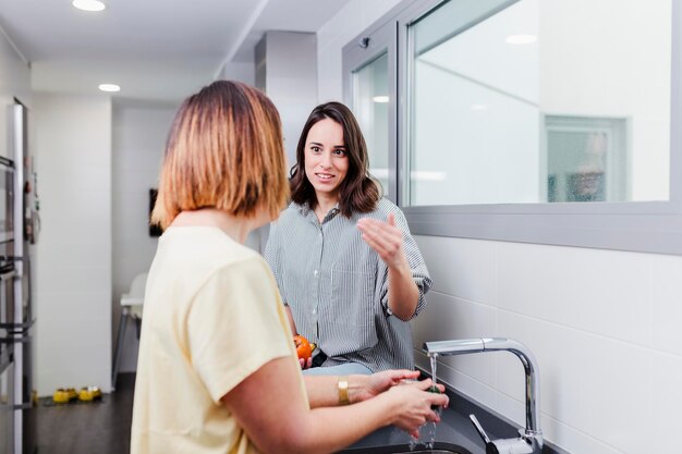 Photo portrait of smiling woman standing in corridor