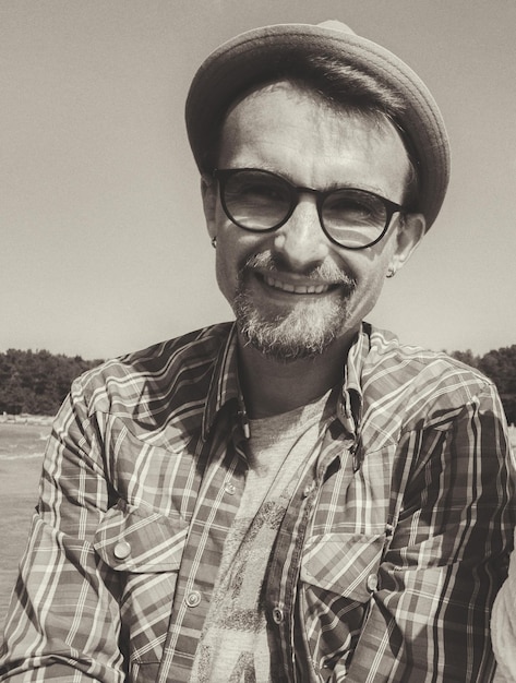 Photo portrait of smiling young man against sky