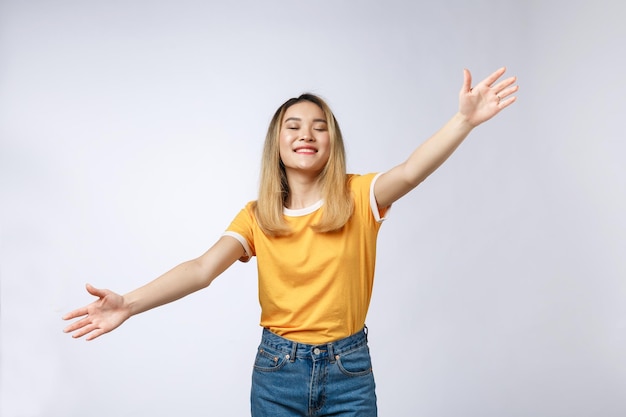 Photo portrait of a smiling young woman against white background