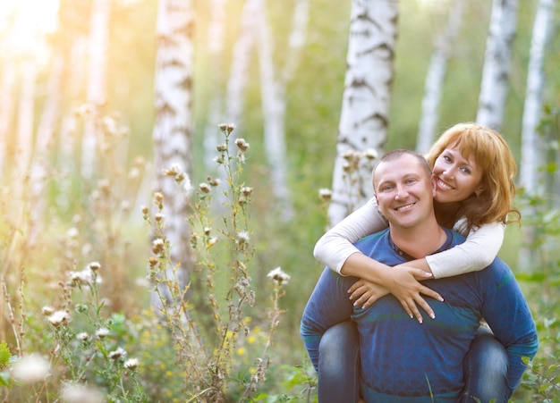 Photo portrait of a smiling young woman outdoors