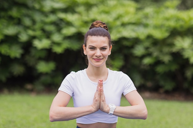 Photo portrait of smiling young woman standing outdoors