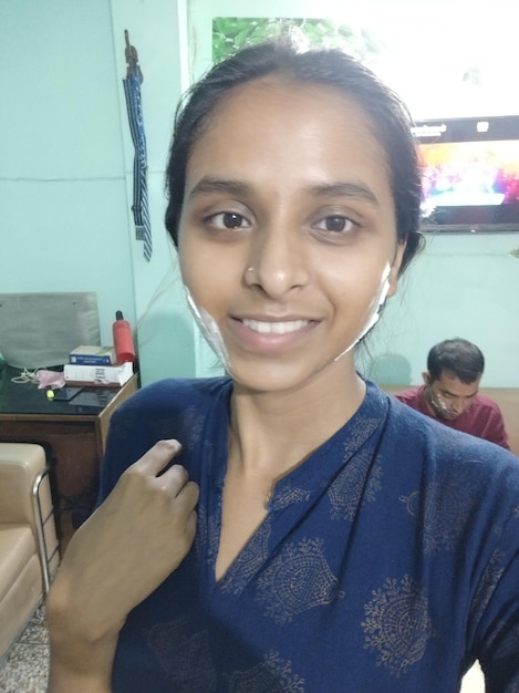 Photo portrait of smiling young woman