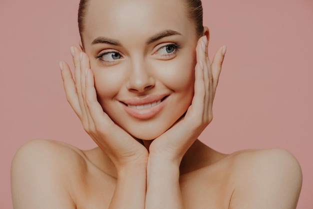 Photo portrait of a smiling young woman