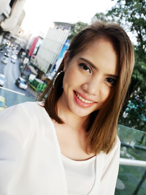 Photo portrait of a smiling young woman