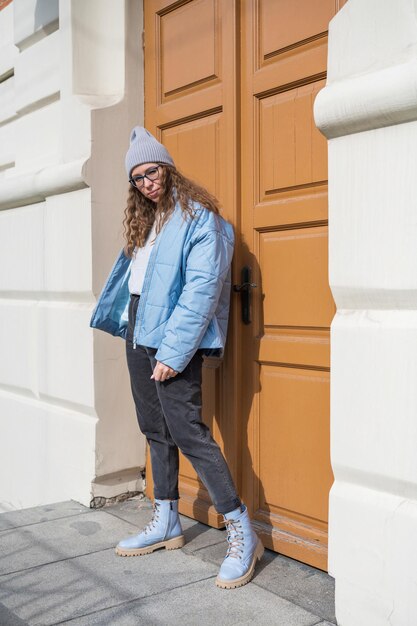 Photo portrait of a stylish woman in blue jacket spring outdoor portrait