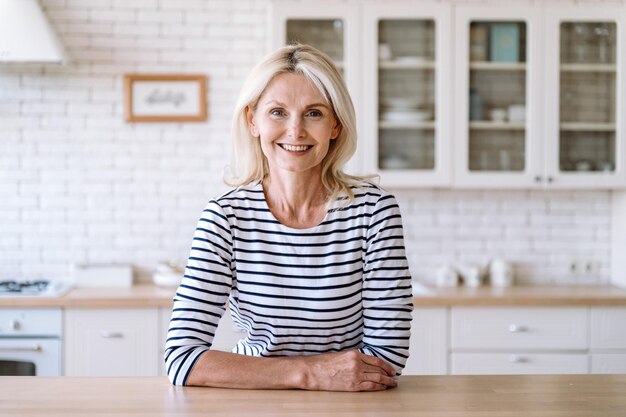 Photo portrait of successful mature woman entrepreneur in casual clothes