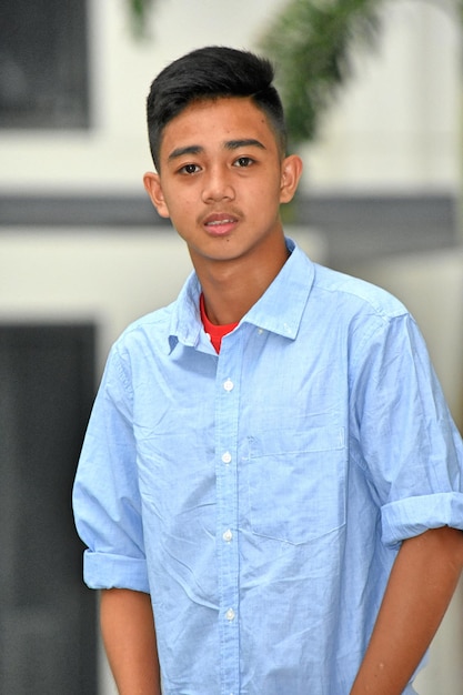 Photo portrait of teenage boy standing outdoors