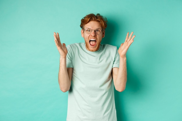 Photo portrait of teenage girl standing against blue background