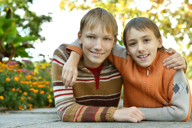 Photo portrait of a two brothers in a park