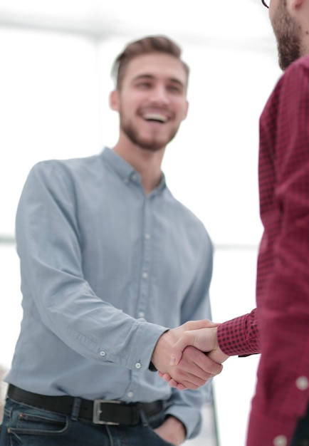 Photo portrait of two business partners shaking hands