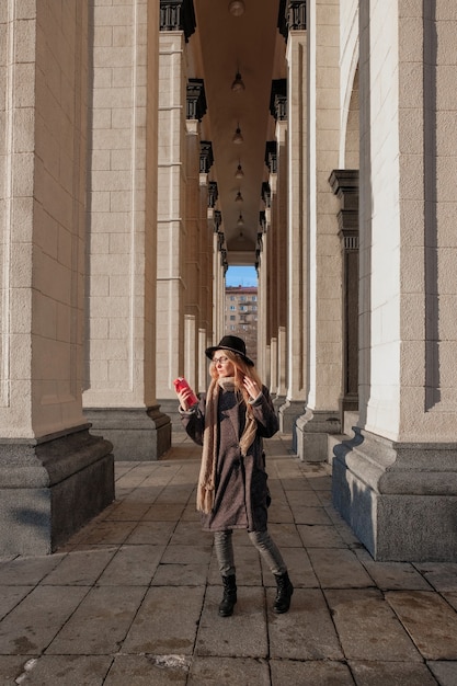 Photo portrait of a woman in autumn clothes. winter and autumn trend.