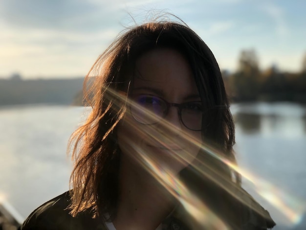 Photo portrait of woman by lake