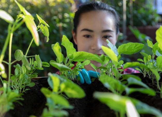 Photo portrait of woman by plants