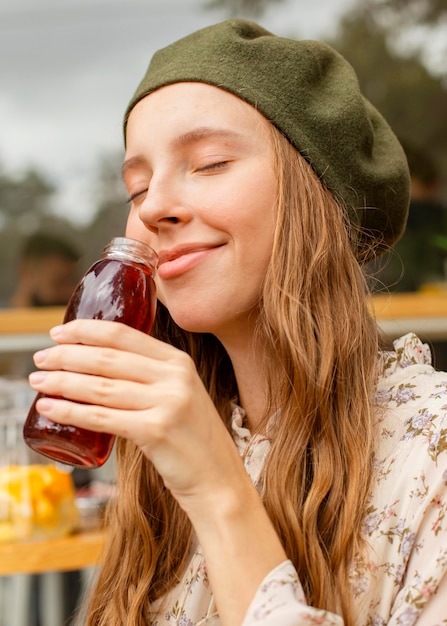 Photo portrait of woman drinking out of juice bottle