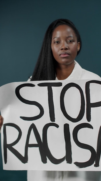 Photo portrait of woman holding banner