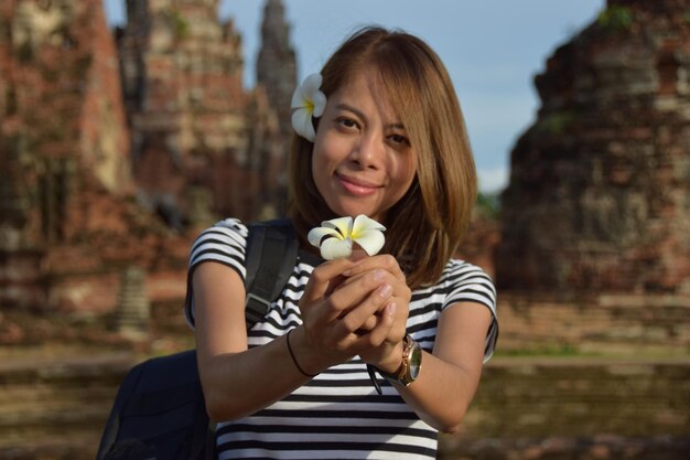 Photo portrait of woman holding flower