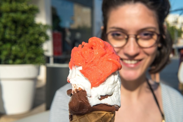 Photo portrait of woman holding ice cream