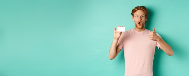 Photo portrait of woman standing against blue background