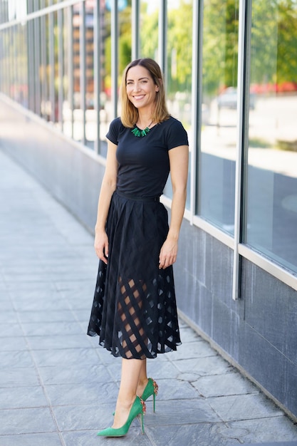 Photo portrait of woman standing against wall