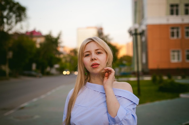 Photo portrait of woman standing on road