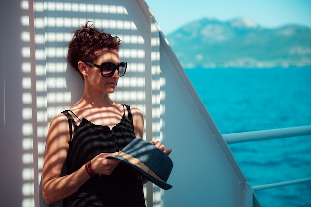 Photo portrait of woman standing in the shade at the ferry