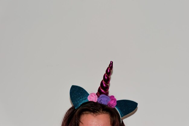 Photo portrait of woman wearing hat against white background