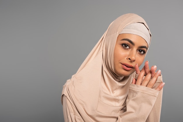 Photo portrait of woman wearing hijab isolated