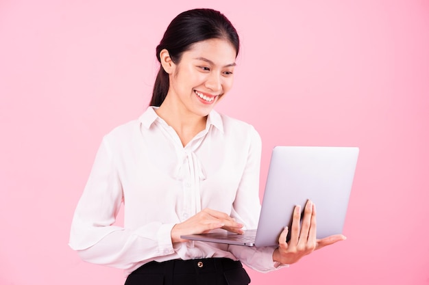 Portrait of young asian businesswoman, isolated on pink background