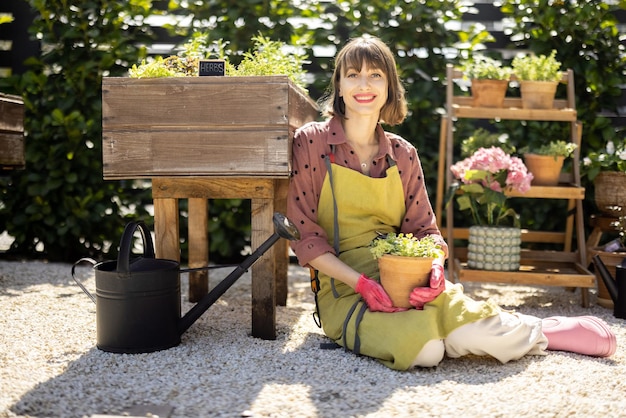 Photo portrait of young gardener at backyard