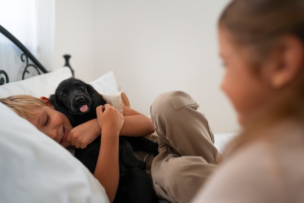 Photo portrait of young kids with their pet dog