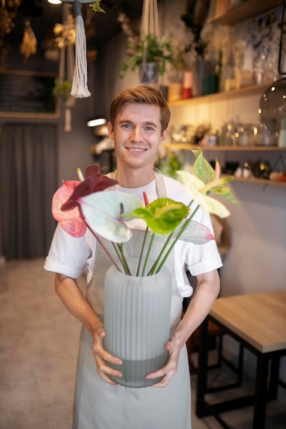 Photo portrait of young male florist at work