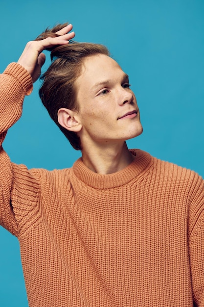 Photo portrait of young man against blue background