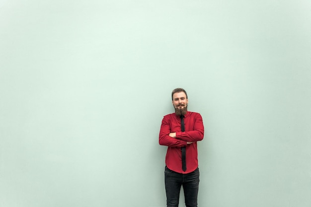 Photo portrait of young man standing against wall