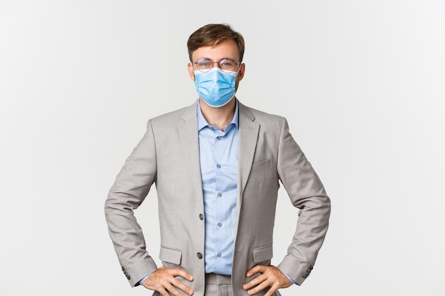 Photo portrait of young man standing against white background