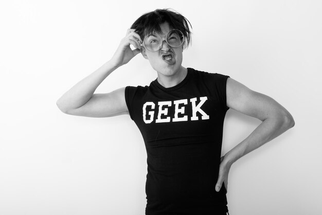 Photo portrait of young man standing against white background