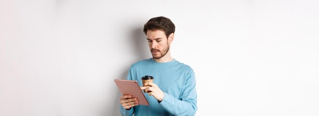 Photo portrait of young man standing against white background