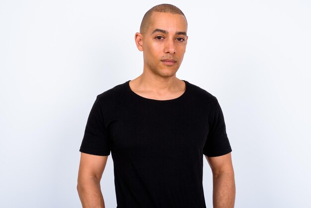 Photo portrait of young man standing against white background