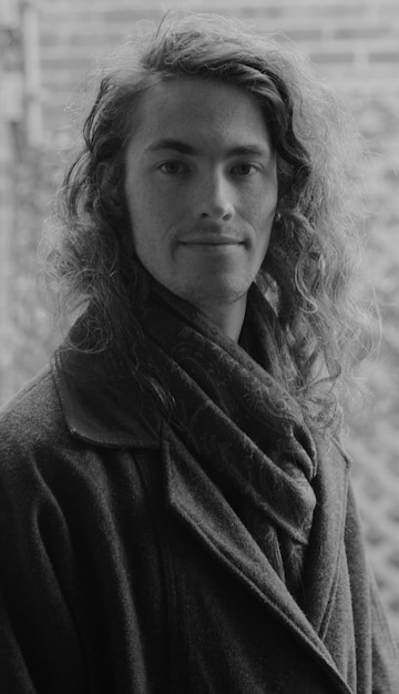 Photo portrait of young man wearing overcoat