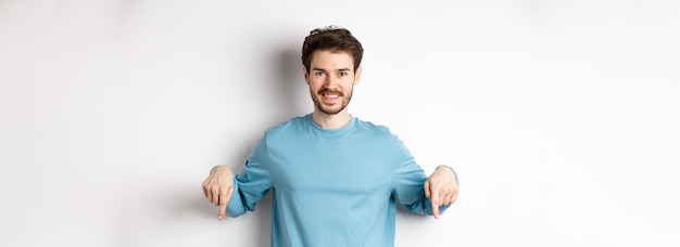 Photo portrait of young man with arms crossed standing against white background