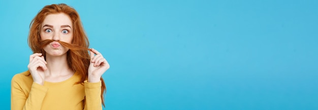 Photo portrait of young woman against blue background