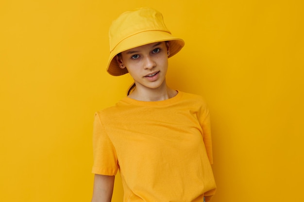 Photo portrait of young woman against yellow background