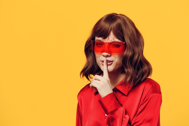 Photo portrait of young woman against yellow background