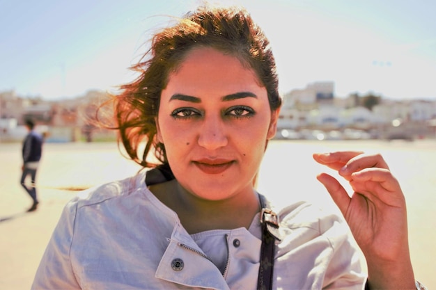 Photo portrait of young woman at beach against sky