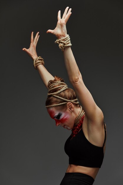 Photo portrait of young woman gesturing against black background