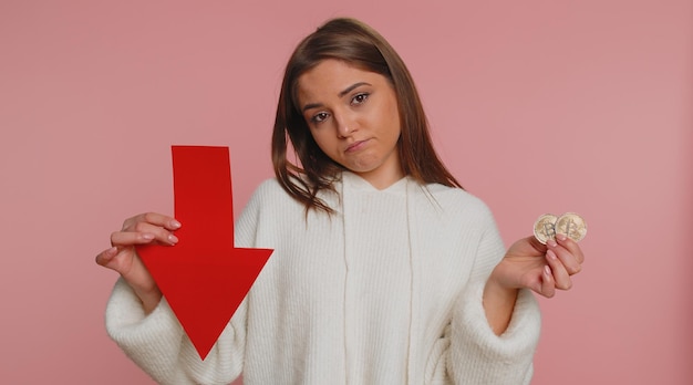 Photo portrait of young woman holding gift against pink background