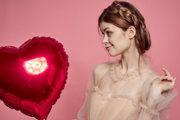 Photo portrait of young woman holding illuminated string lights