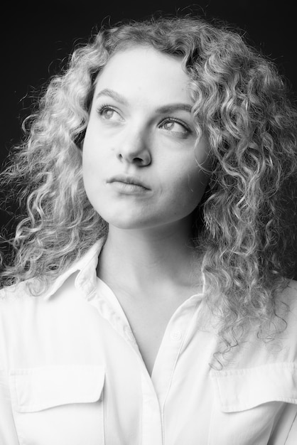 Photo portrait of young woman looking away