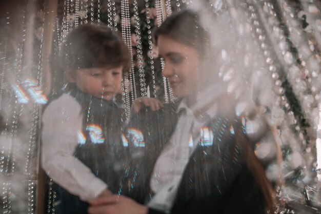 Photo portrait of young woman looking through window